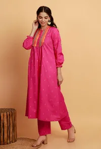 Set of 2:  Pink  A-line Woven Kurta with Pink Woven Straight Pants image 3