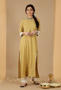 Set Of 3: Bandhani Embroidered Kurta, Dupatta & Straight Pants image 4