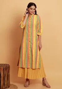 Set of 2:  Yellow Multicolor Straight  Kurta And Yellow Checked Flared Pants image 3