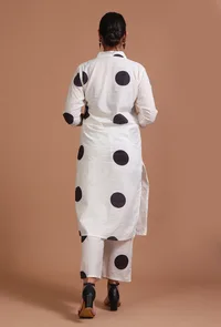 Set Of 2: White Cotton Solid Hand Embroidered Kurta & Pant Set image 3