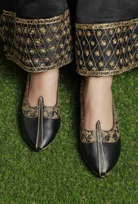 Black Zari Aari Embroidered Juttis image 2