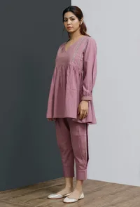 Set of 2: Onion Pink Hand-Block Gathered Short Kurta With Solid Onion Pink Side Pleated Pants image 1