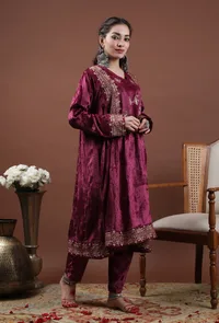 Mehreen Wine Velvet Phiran With Tilla Embroidery image 2