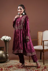 Mehreen Wine Velvet Phiran With Tilla Embroidery image 3