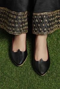 Black Cruelty-Free Leather Juttis image 2