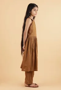 Set Of 2: Dark Brown Mulmul Kurta & Pants image 3