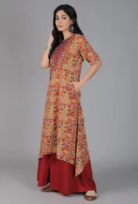 Set Of 2-Beige Kalamkari Embroidered Neck Assymetrical Kurta With Maroon Cotton Slub Flared Pants image 2