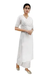 White Cotton Kurta With Off-White Kantha Embroidery image 3