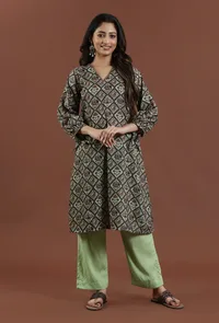 Set of 2: Elegant Patola Printed Tussar Silk Kurta with Shantoon Pant Set image 1
