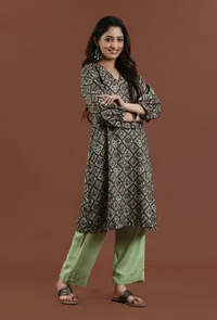 Set of 2: Elegant Patola Printed Tussar Silk Kurta with Shantoon Pant Set image 2