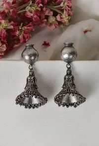 Panihari Woman Matka Drop Earrings image 1