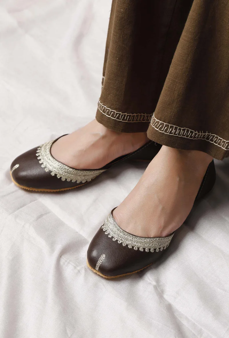 Brown Embroidered Cruelty-Free Leather Juttis
