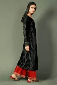 Black Chenille Zari Embroidered Phiran image 4