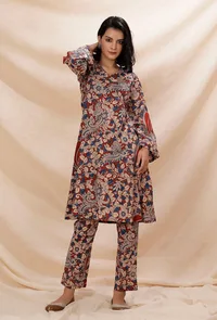 Set of 2: Rust Red Kalamkari Flared Cotton Kurta With Straight Cotton Pants image 4