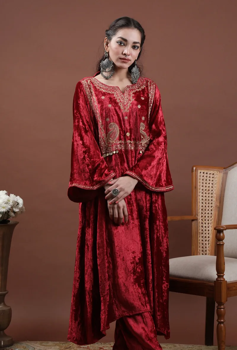 zareena-maroon-velvet-phiran-with-tilla-embroidery