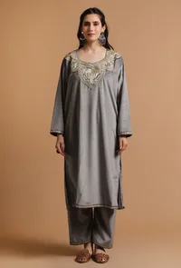 Set Of 3: Grey Kashmiri Tilla Embroidery Phiran With Pant and Dupatta-Free Size image 2