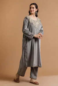 Set Of 3: Grey Kashmiri Tilla Embroidery Phiran With Pant and Dupatta-Free Size image 3