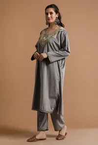 Set Of 3: Grey Kashmiri Tilla Embroidery Phiran With Pant and Dupatta-Free Size image 4
