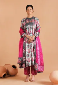 Set Of 3: Aashna Allover Kalamkari Tier Kurta Set With Sheer Organza Dupatta image 1