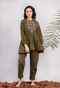 Set of 2: Olive Green Kantha Embroidered Kurta with Solid Olive Green Cuffed Pants image 1