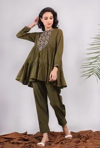Set of 2: Olive Green Kantha Embroidered Kurta with Solid Olive Green Cuffed Pants image 2