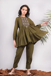 Set of 2: Olive Green Kantha Embroidered Kurta with Solid Olive Green Cuffed Pants image 3