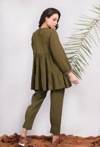 Set of 2: Olive Green Kantha Embroidered Kurta with Solid Olive Green Cuffed Pants image 4