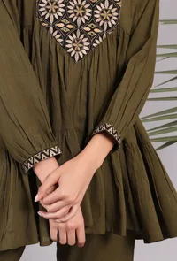 Set of 2: Olive Green Kantha Embroidered Kurta with Solid Olive Green Cuffed Pants image 6