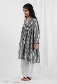 Set Of 2: Grey & White Ikat Cotton Kurta and Pants image 2