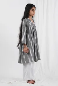 Set Of 2: Grey & White Ikat Cotton Kurta and Pants image 3