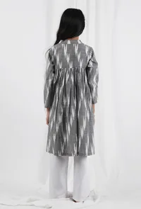 Set Of 2: Grey & White Ikat Cotton Kurta and Pants image 4