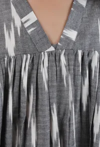 Set Of 2: Grey & White Ikat Cotton Kurta and Pants image 5