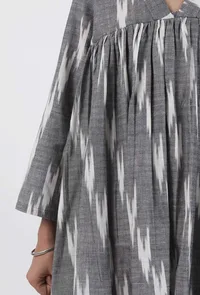 Set Of 2: Grey & White Ikat Cotton Kurta and Pants image 6