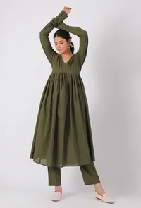 Set Of 3-Olive Green Cotton Kurta With Cotton Churidaar Pants With Chickoo Net Dupatta image 2