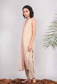 Set of 2: Beige Kantha Embroidered Front Slit Kurta With Solid Beige Narrow Pants image 2