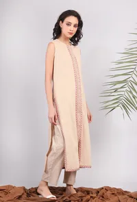 Set of 2: Beige Kantha Embroidered Front Slit Kurta With Solid Beige Narrow Pants image 3
