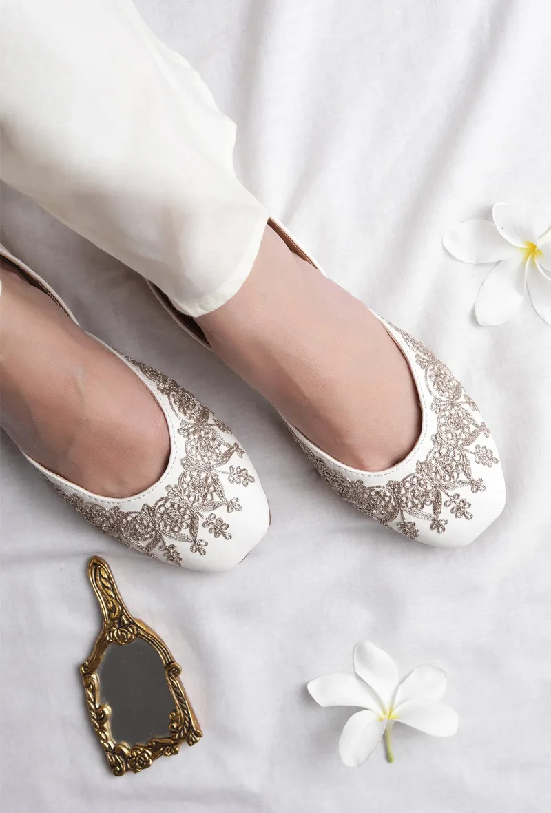 Aasna White Dori Zari Embroidered Jutti