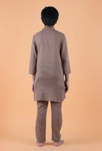 Set Of 2: Brown Mulmul Kurta & Pant image 4
