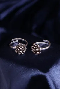 Tanvika Rosette Pattern German Silver Adjustable Toe Ring image 1