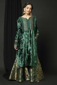 Set of 3 : Green Velvet Phiran With Green Banarsi Brocade Skirt and Contrast Velvet Odhani image 4