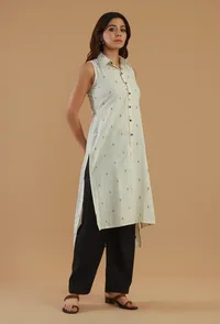 Off-White Printed Sleeveless Collared Button-Down Cotton Kurta image 2