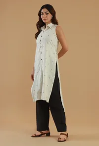 Off-White Printed Sleeveless Collared Button-Down Cotton Kurta image 3