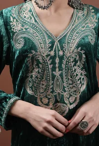 Samza Emerald Green Velvet Phiran Kurta With Tilla Embroidery image 5
