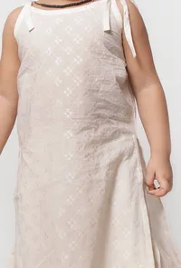 Set of 2- White Floral Buti Malmal Cut Sleeves Kurti with Skirt image 4