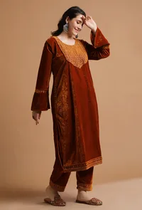 Set Of 3: Rusty Red Kashmiri Tilla Embroidery Phiran With Pant and Dupatta-Free Size image 3