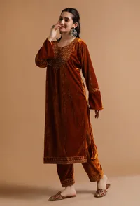 Set Of 3: Rusty Red Kashmiri Tilla Embroidery Phiran With Pant and Dupatta-Free Size image 4
