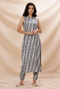 Set of 2: Black Cotton Sleeveless Straight Ikkat Kurta With Black Cotton Ikkat Straight Pants image 3