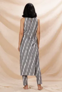 Set of 2: Black Cotton Sleeveless Straight Ikkat Kurta With Black Cotton Ikkat Straight Pants image 4