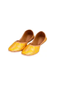 Yellow Brocade Genuine Leather Punjabi Jutti image 2