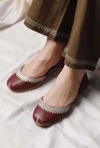 Maroon Embroidered Cruelty-Free Leather Juttis image 1